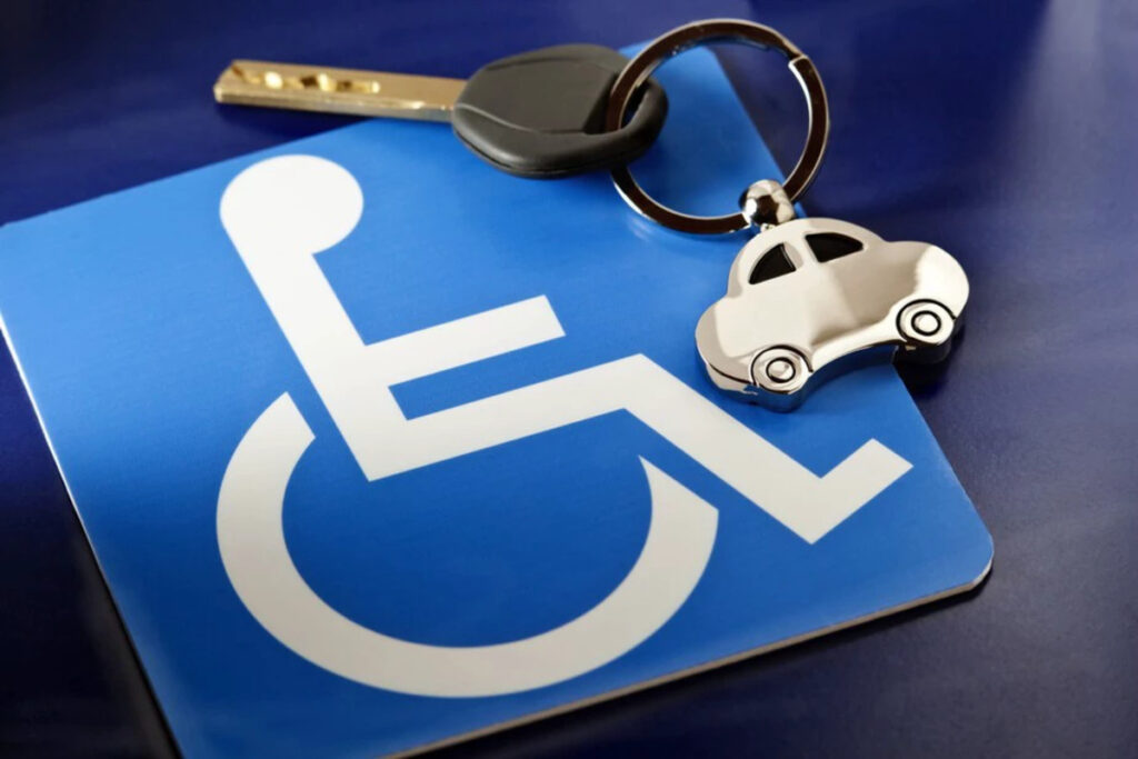 Simbolo da pessoa com deficiência ao lado de uma chave de carro, assunto: isenção do ipva
