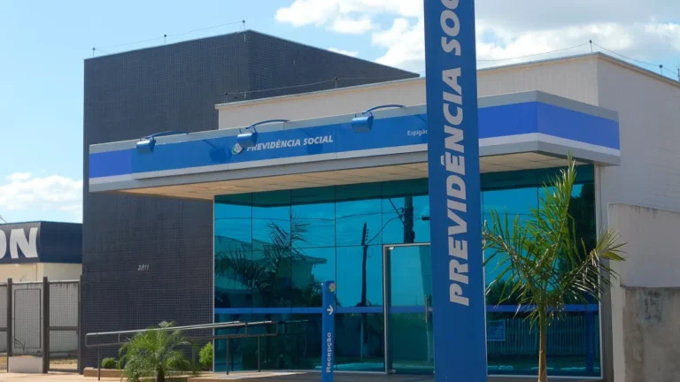 Fachada azul de agência da Previdência Social em Espigão do Oeste.