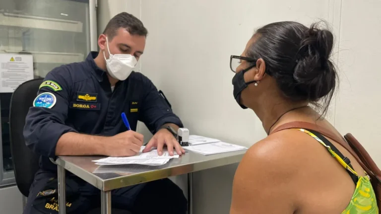 Profissional de saúde e uma mulher durante atendimento médico.
