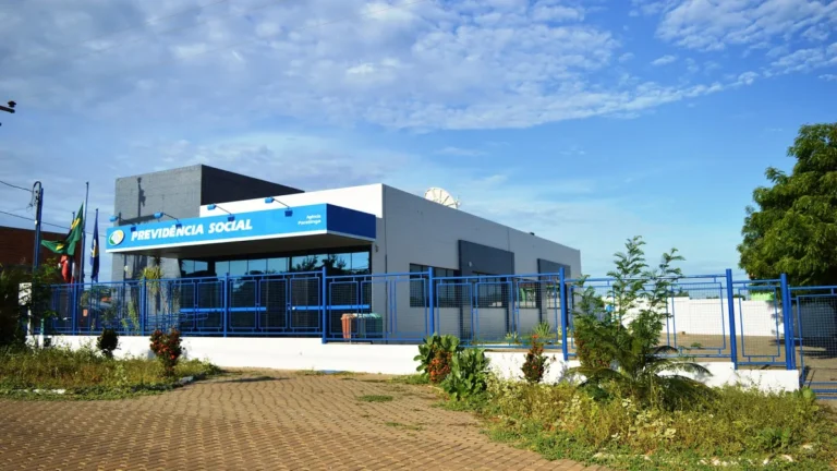 Agência da Previdência Social em Paratinga, sob céu azul.