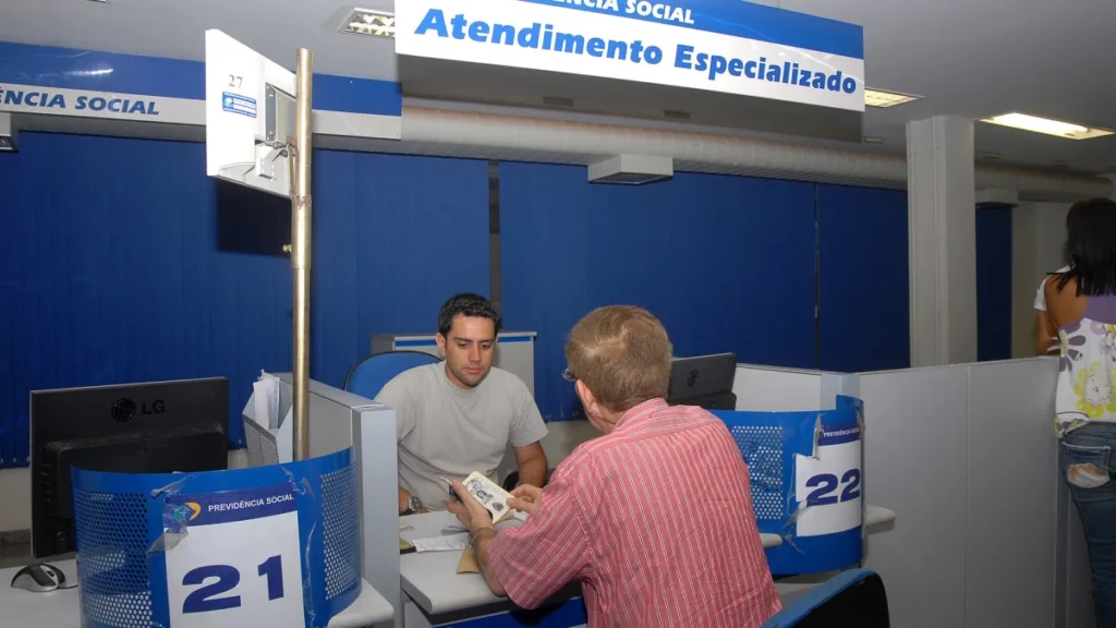 Atendimento ao público em uma agência da Previdência Social.