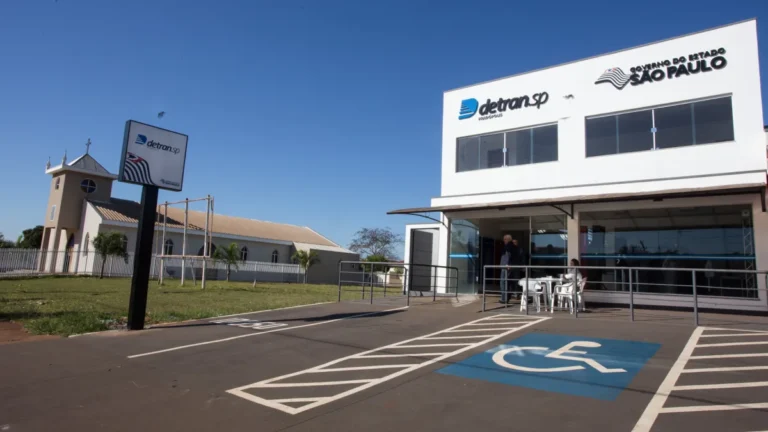 Unidade do Detran de São Paulo, com vagas acessíveis na entrada.