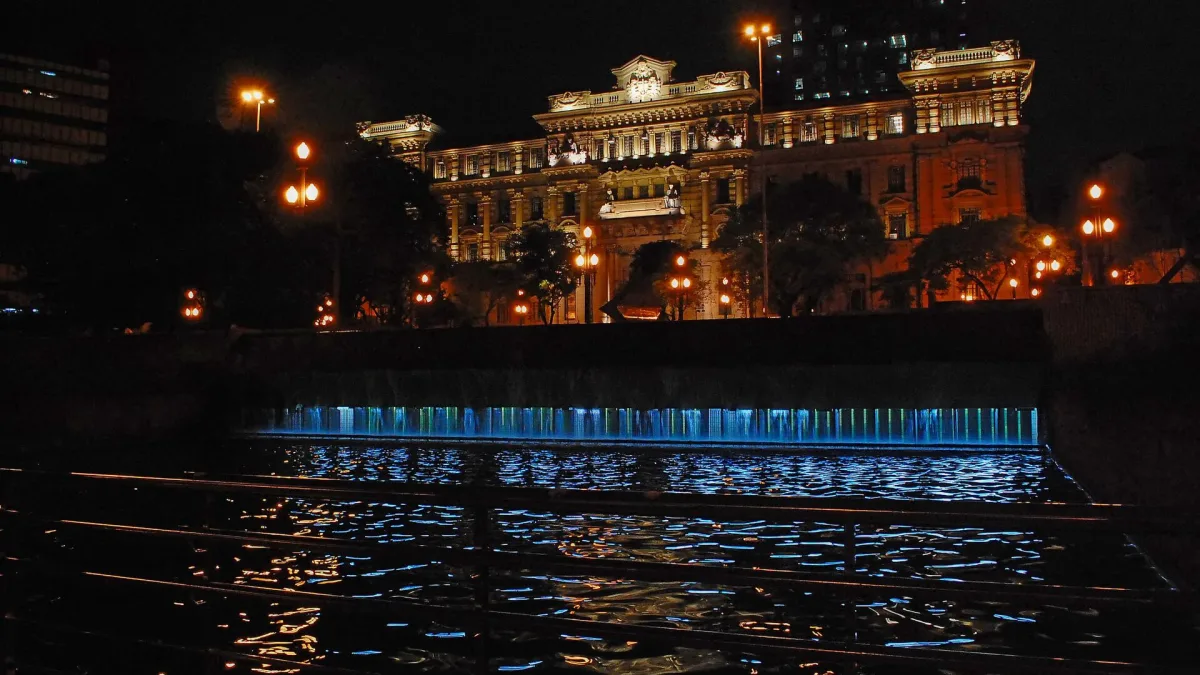 Palácio da Justiça de São Paulo iluminado à noite.