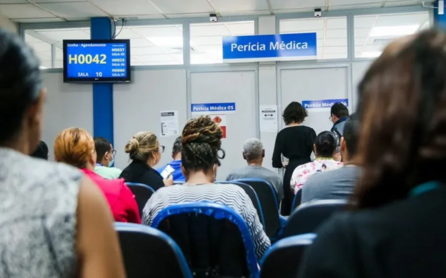 Pessoas aguardam atendimento em uma unidade de perícia médica do INSS