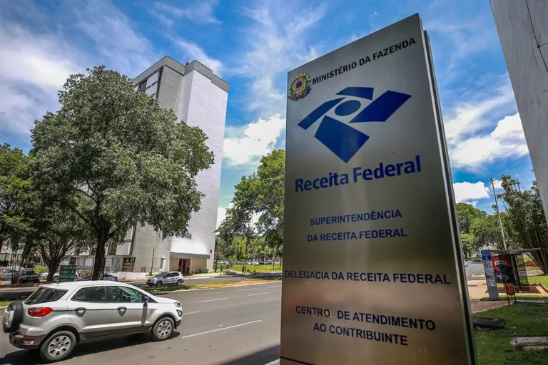 Placa da Receita Federal diante de um prédio do órgão