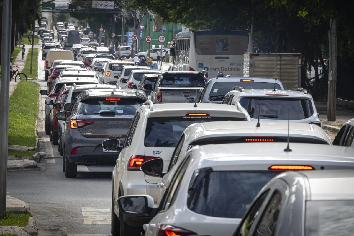 O valor venal oficial do veículo deve ser conferido para o exercício do IPVA Carros, caminhonetes e um ônibus em uma avenida com trânsito intenso
